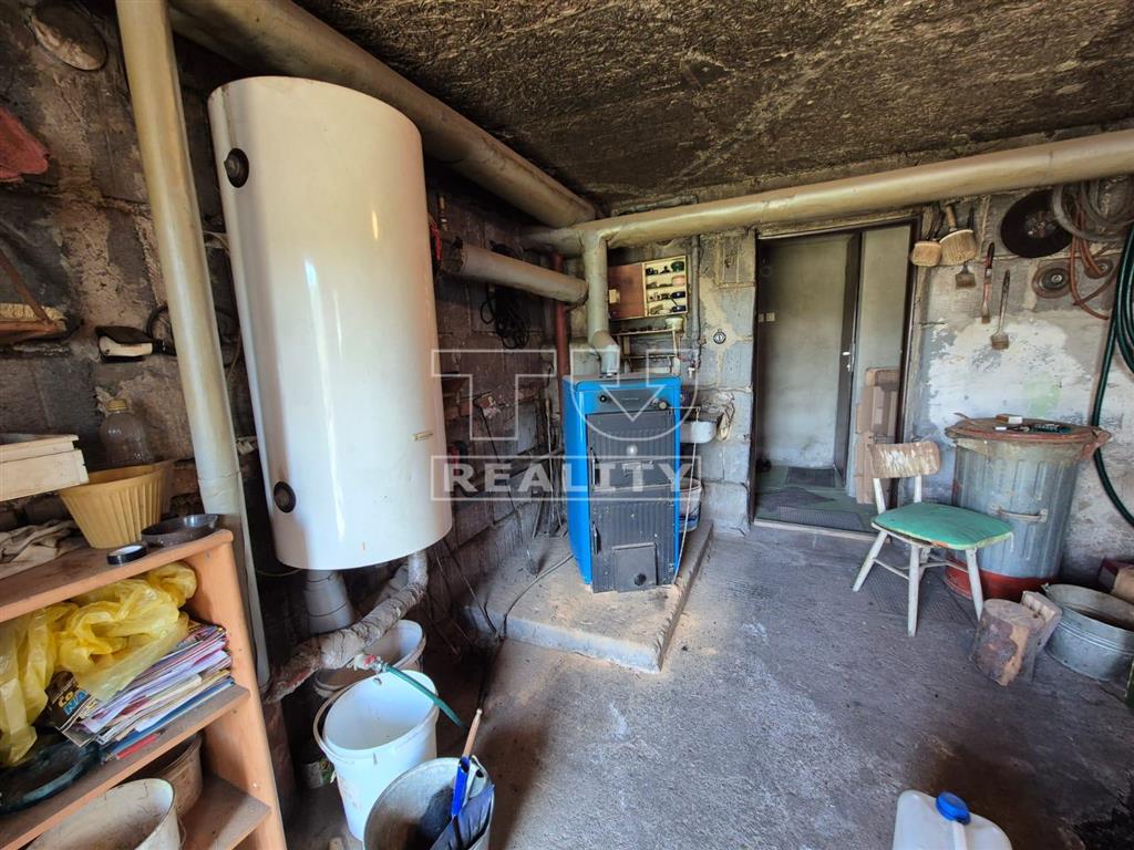 Starší 5 izbový RD v malebnej obci Čavoj so záhradou a... - 10