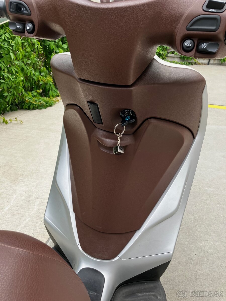 Skúter Piaggio Medley 150 - 10