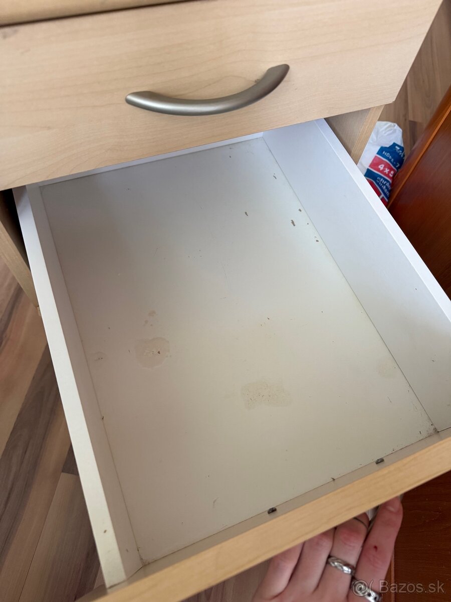 Stôl a šuflíky na kolieskach - 10