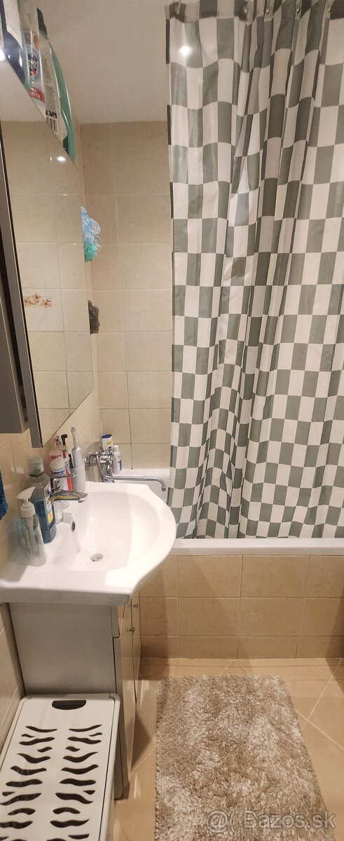 Ponúkame na predaj 2 izb.byt na sídlisku III. - 10