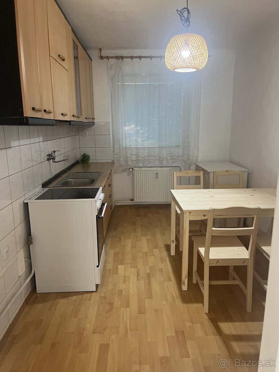 Prenájom priestranného 2-izbového bytu na Krátkej ulici v Hu - 10
