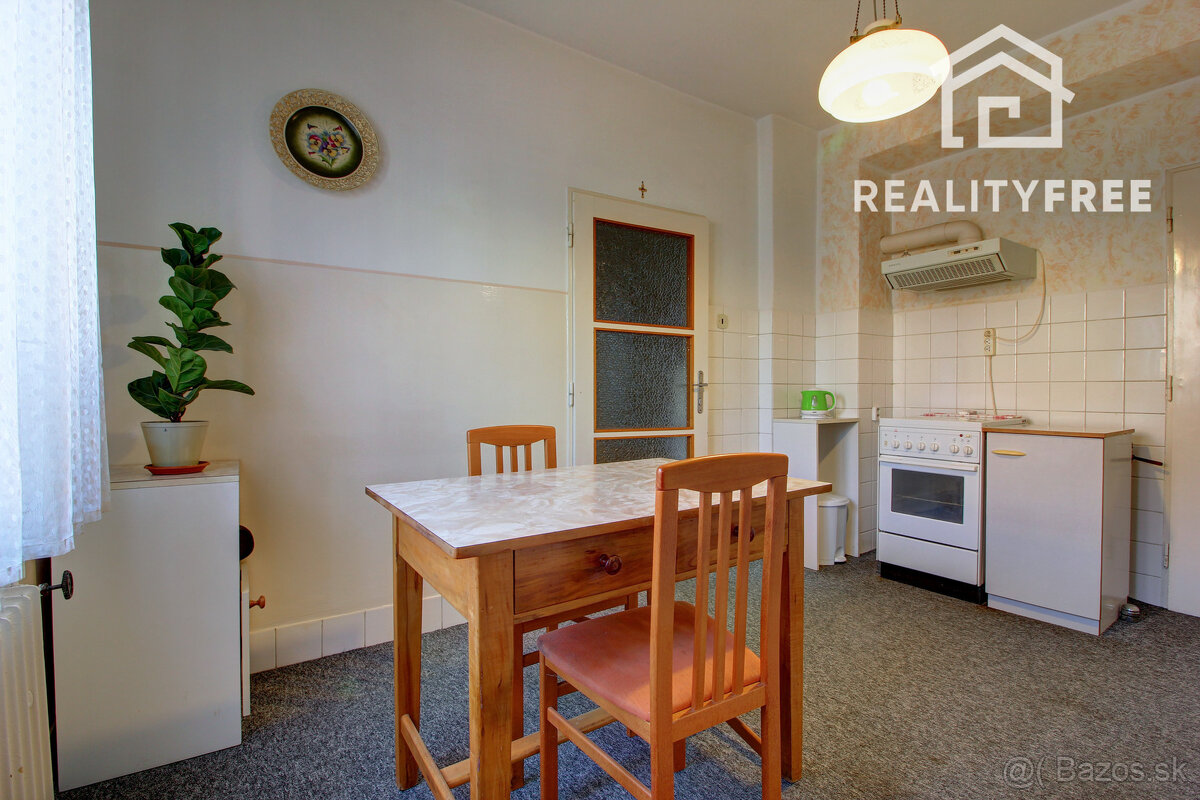 Na predaj 5-izbový rodinný dom s garážou na 954 m² pozemku - - 10