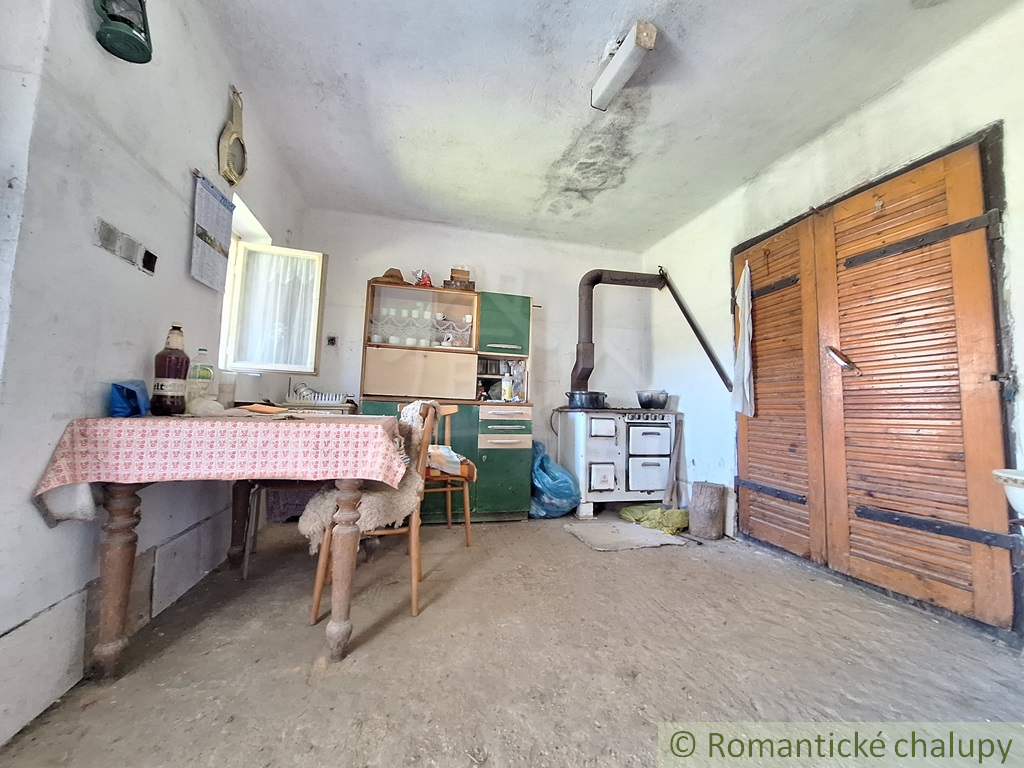 Poschodová chatka s vinohradom v malebnej dedinke Modrany - 10