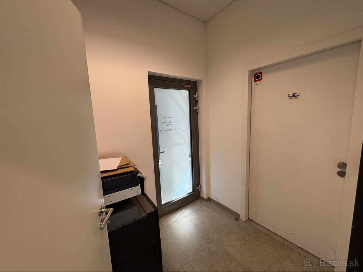 Prenájom prízemného obchodného priestoru 82 m² vo frekventov - 10