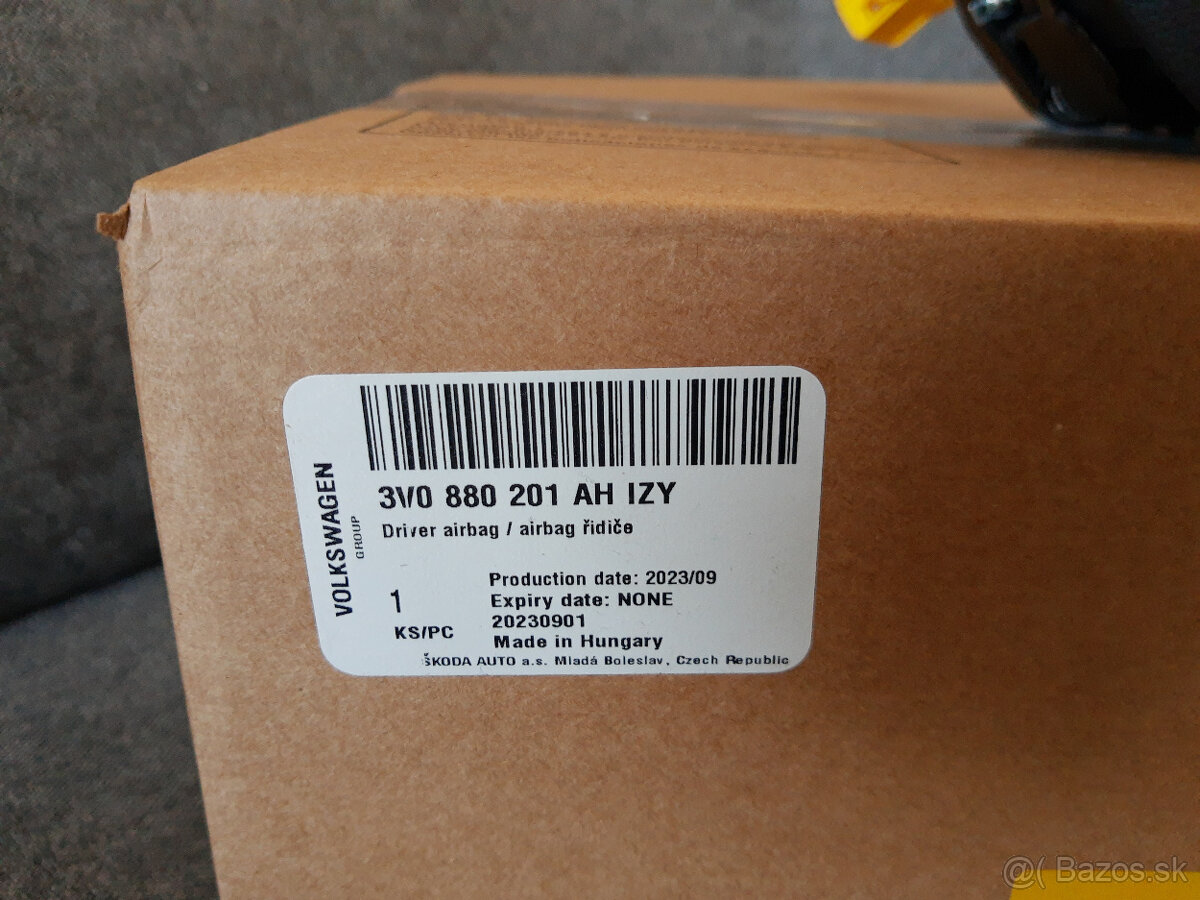 Nový originálny zrezaný trojramenný MF volant Škoda červená - 10