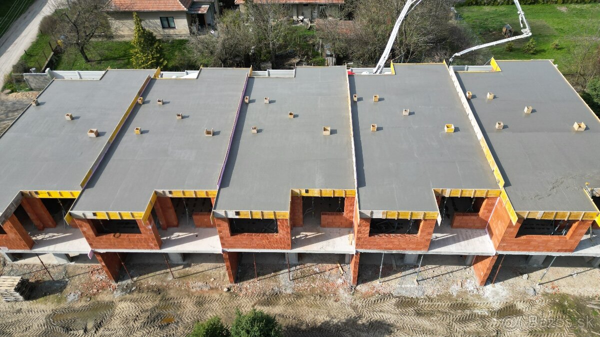 Výstavba domov, hrubá stavba, základová doska, betónové plot - 10