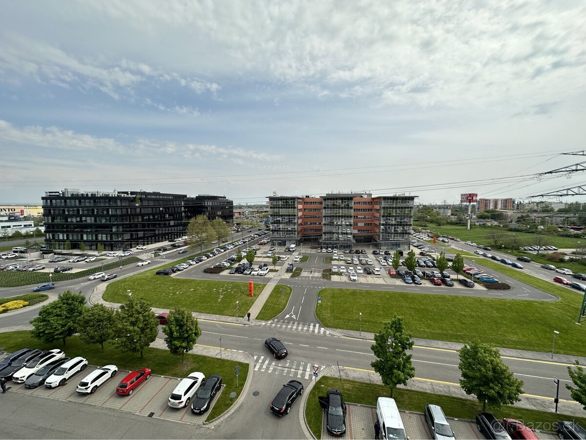 Prenájom prízemného obchodného priestoru 69 m² vo frekventov - 10