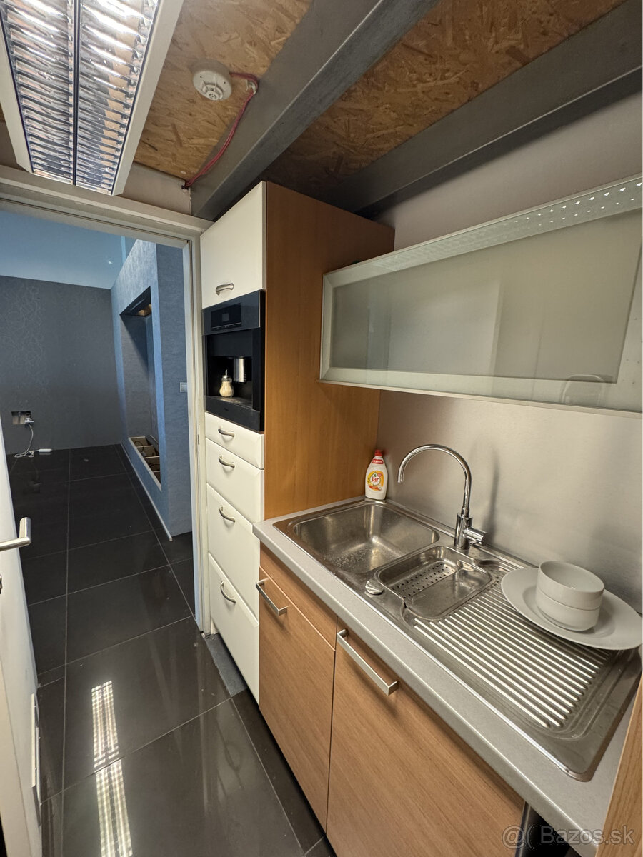 Prenájom prízemného obchodného priestoru 99 m² vo frekventov - 10