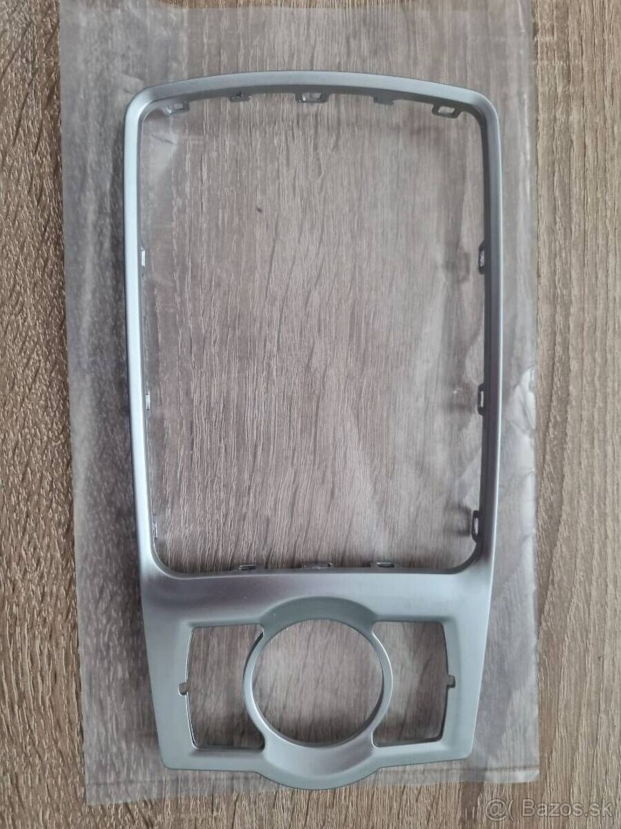 RAMIK NA STREDOVY PANEL AUDI Q7 AUDI A6 C6 - 10