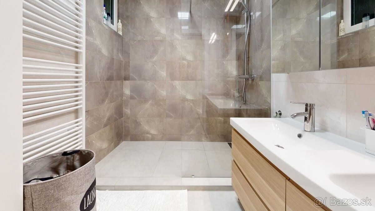 Krásny 3izb.byt v úplnom centre v oplotenom areáli s vlastný - 10