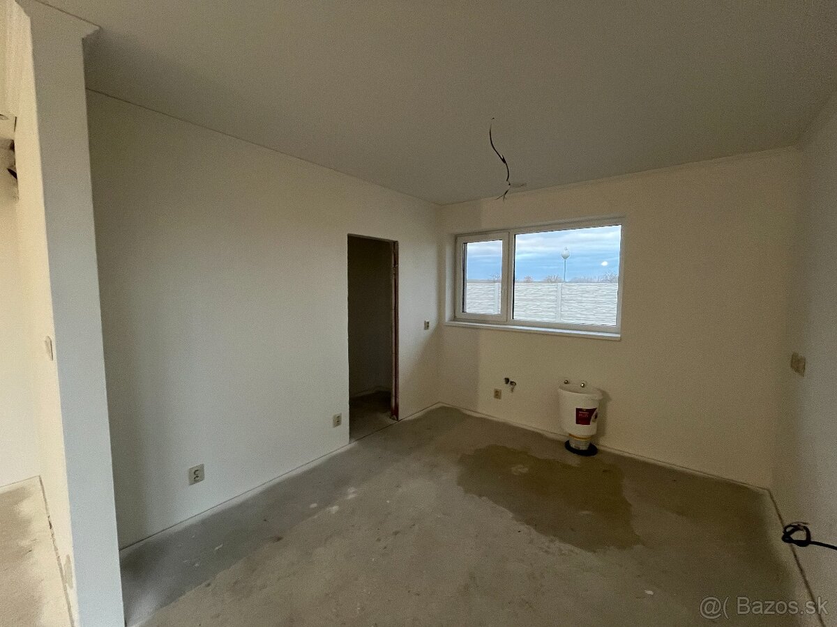 4 izbový rodinný dom, pozemok 942 m2 – 35 min. od centra BA - 10