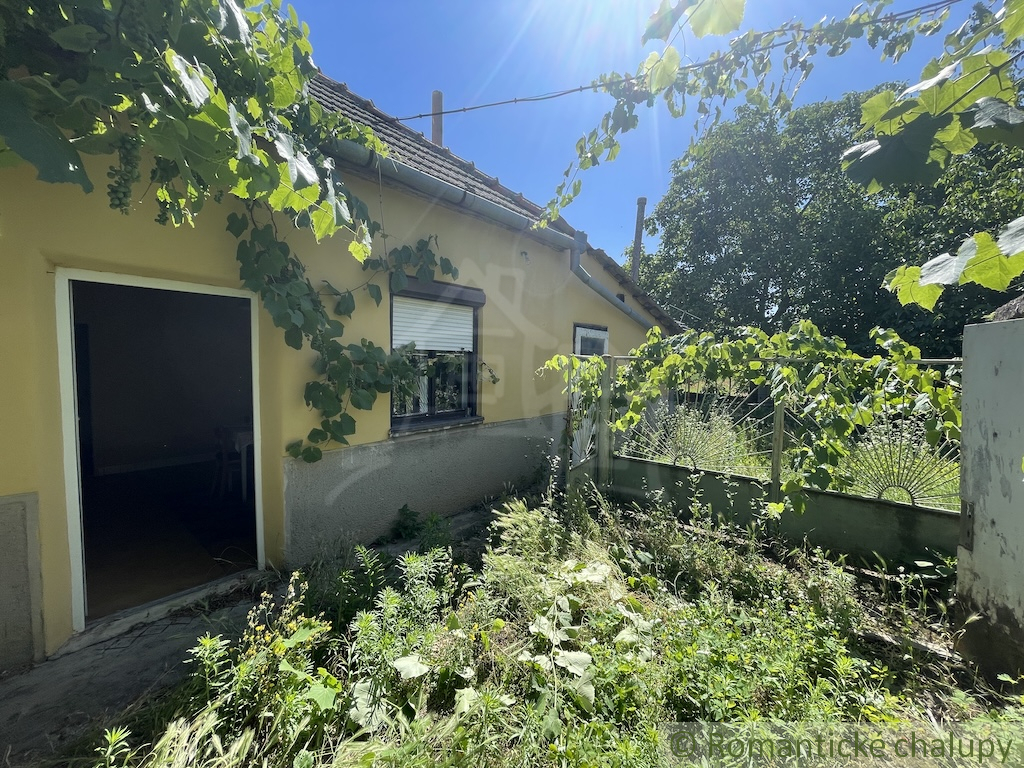 Priestranný pozemok so starším rodinným domom v obci Tvrd - 10