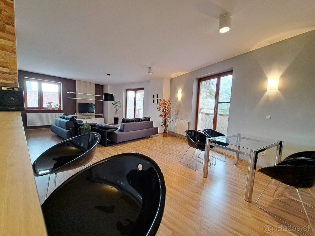 Na krátkodobý prenájom priestranný 2-izbový byt v centre PP - 10