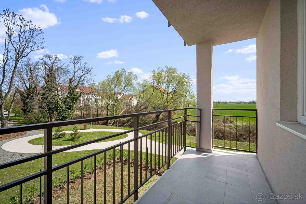 Štýlový 3-izbový byt so zariadením, loggiou a balkónom - 10