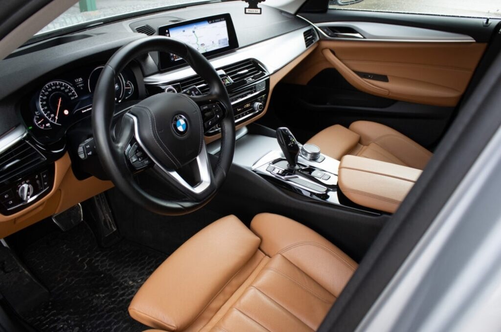 BMW 520d Touring z roku 2017 - 10