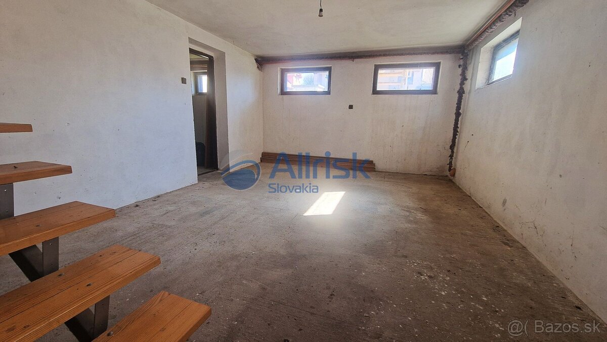 Na predaj veľký 6-izbový rodinný dom s veľkým pozemkom - 10