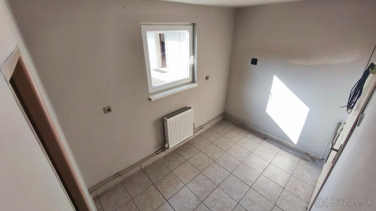 Rodinný dom s obchodným priestorom - 10