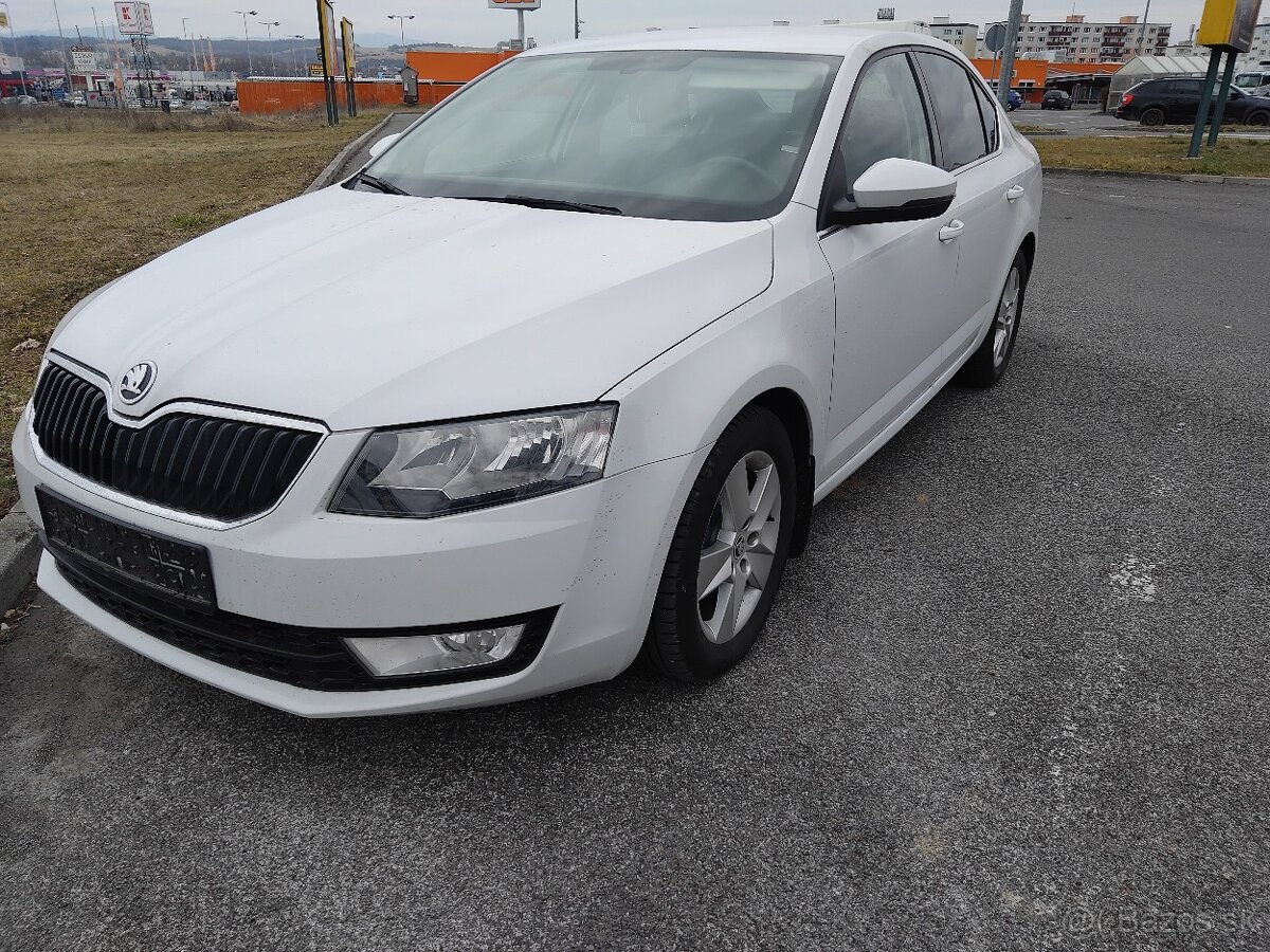 Octavia 1.6 TDI sedan perleť NAVI Vyhrev vzadu - 10