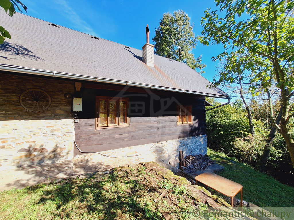 Tradičná zrekonštruovaná drevenica na okraji obce Nesluša. - 10