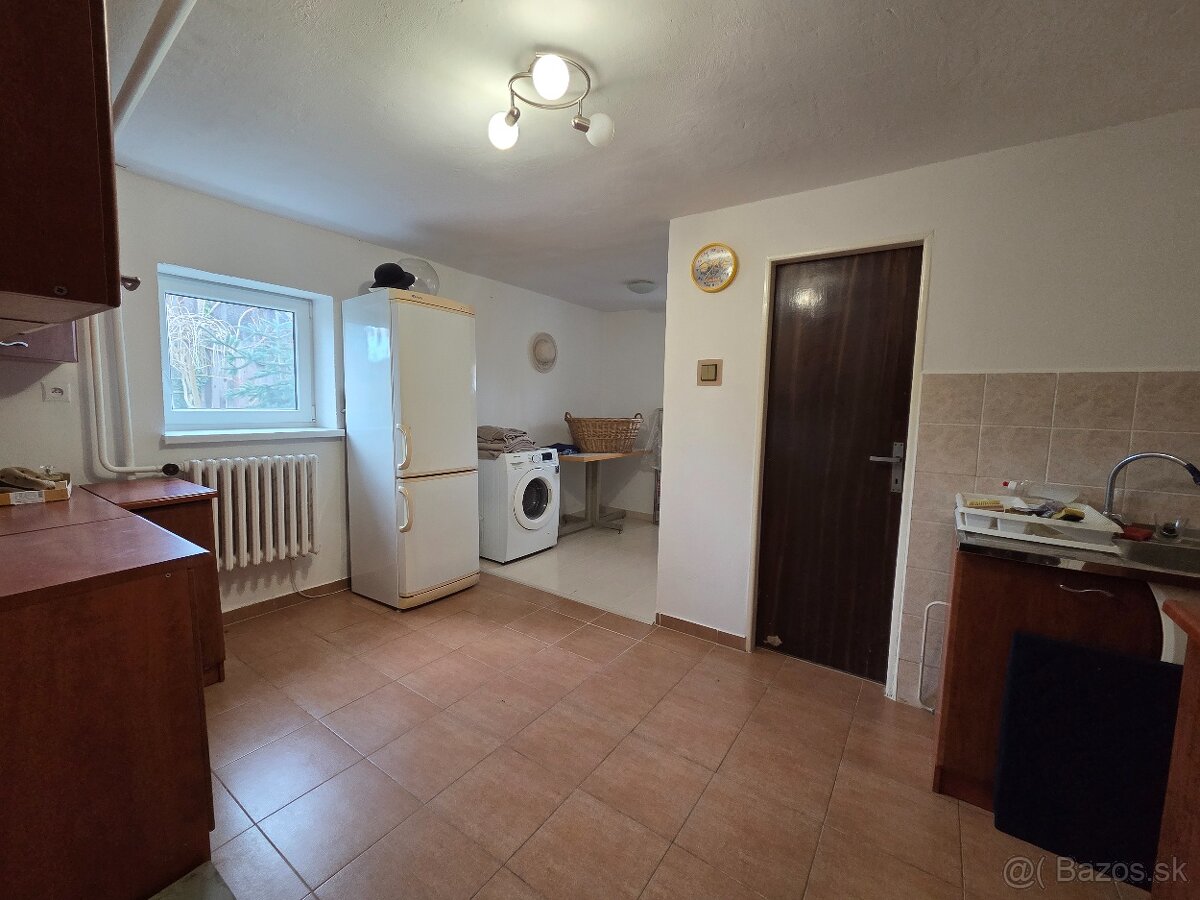 EXKLUZÍVNA PONUKA : Priestranný rodinný dom s garážou , obkl - 10
