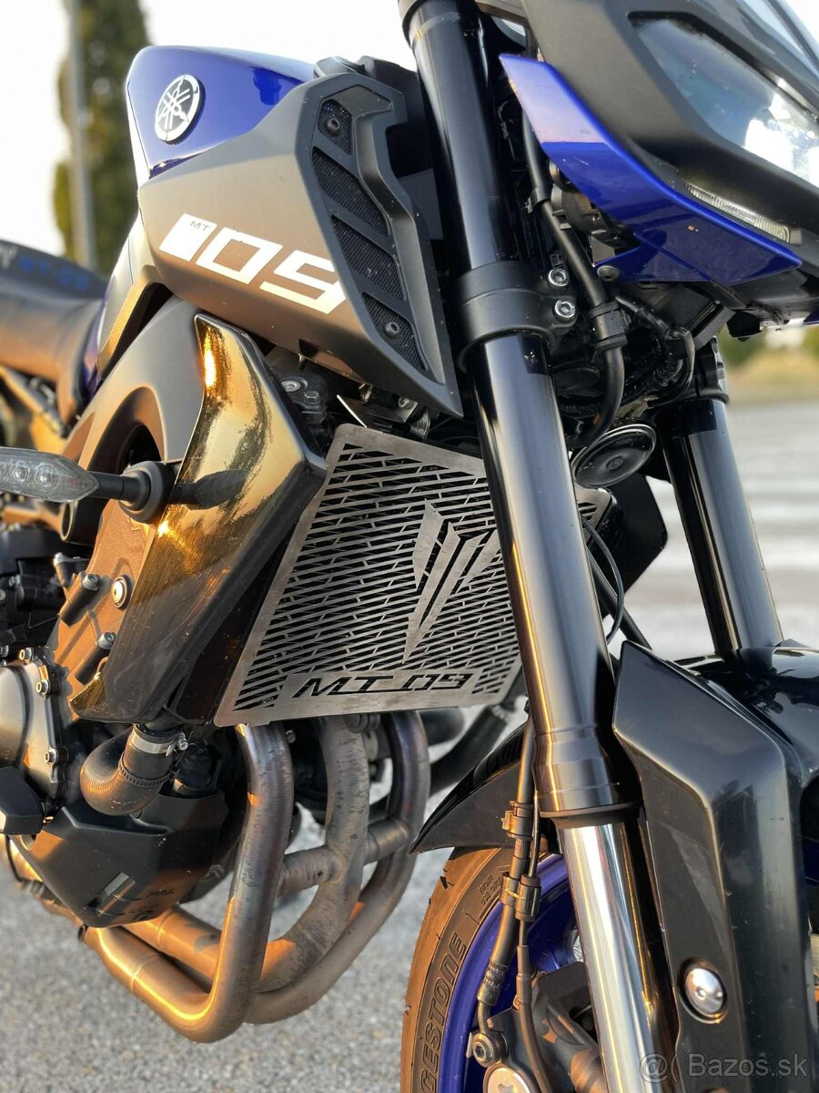 YAMAHA MT-09 AKRAPOVIC - 10