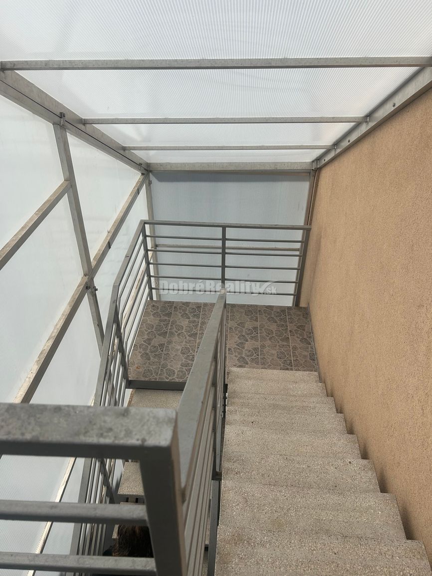 Prenájom podkrovného 1izb bytu pri Gymnáziu - 10