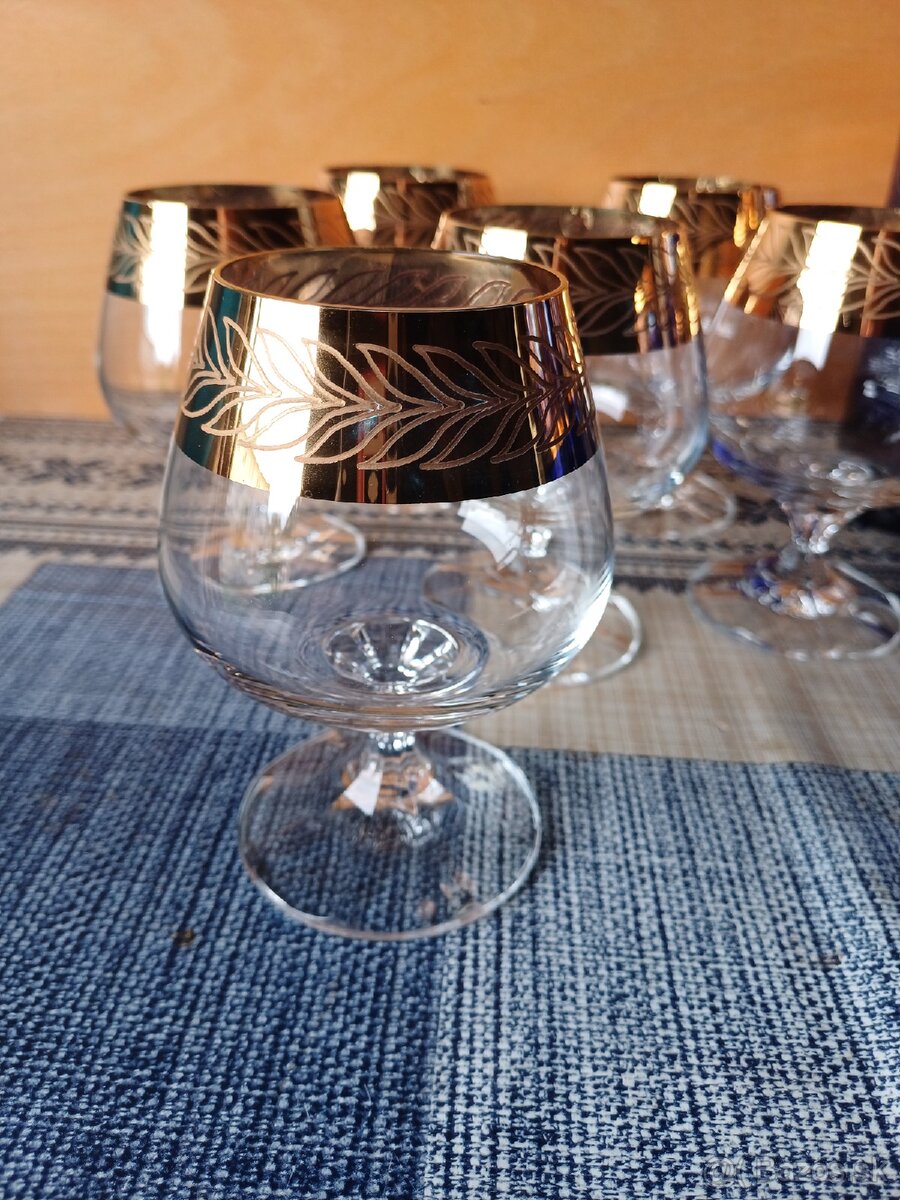 Socialisticke pohare, keramika a mosadzne predmety - 10