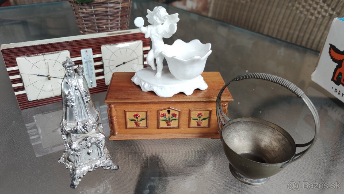 Retro věci - popelníky, bakelitové rádio, lampa,baterky - 10