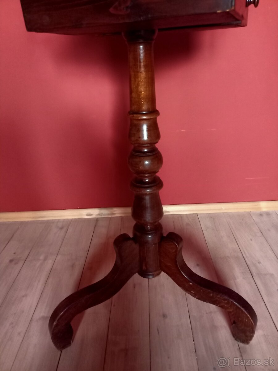 Starožitný toaletný stolík - 10