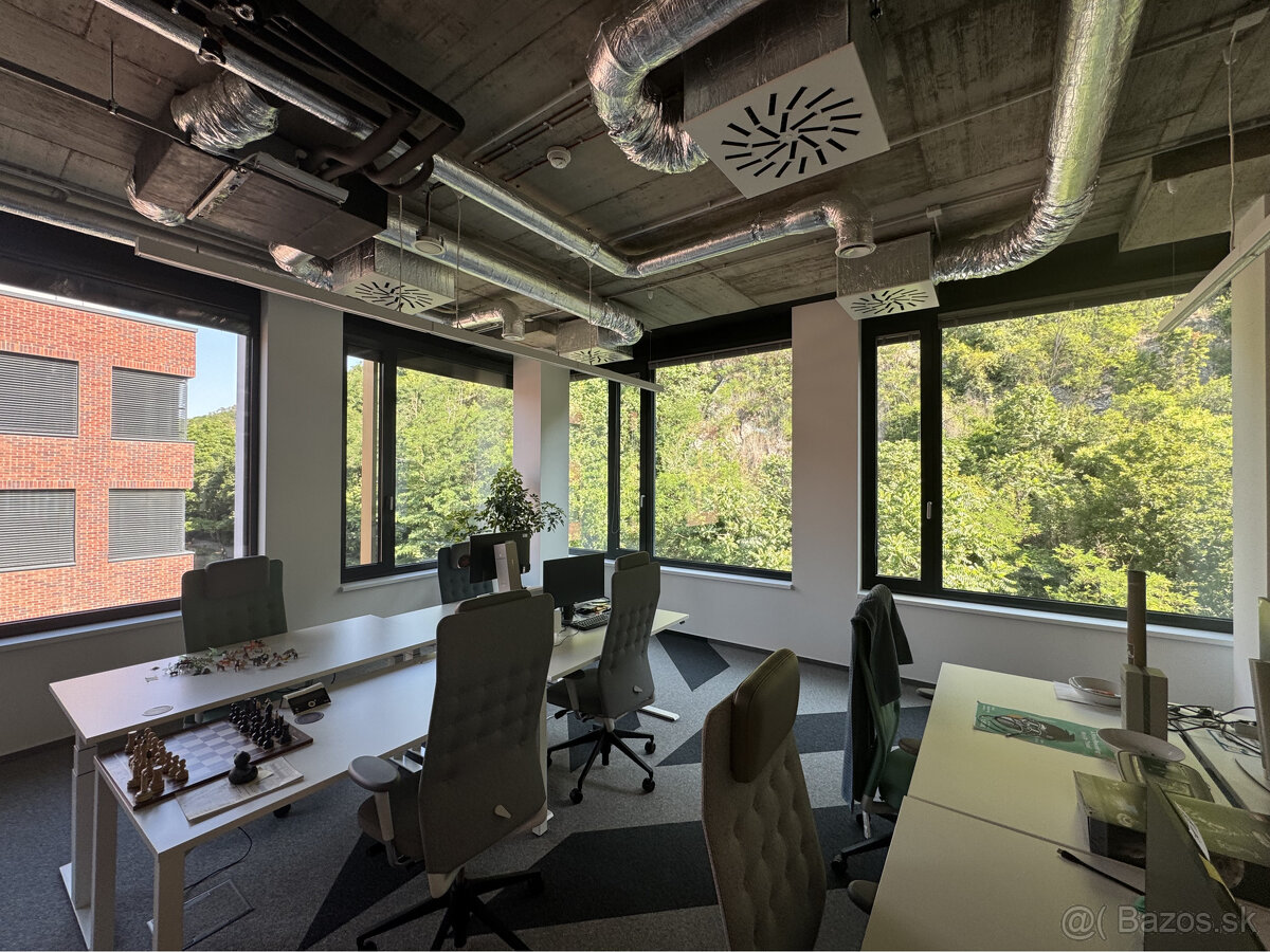 Prenájom samostatného kancelárskeho traktu 867 m² pri nábrež - 10