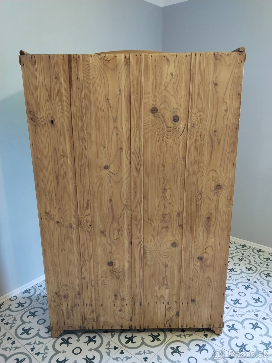 Stará, secesní skříň po renovaci, voskovaná 2 - 10