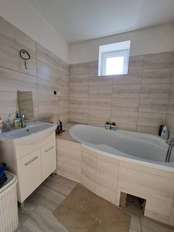 Predáme rodinný dom, pozemok 956 m2, Kmeťovo, okr. Nové Zámk - 10