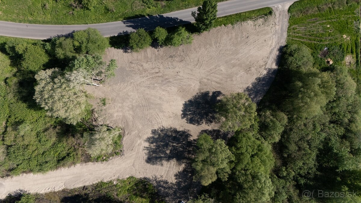 Veľký stavebný rožný pozemok Malé Leváre - 10