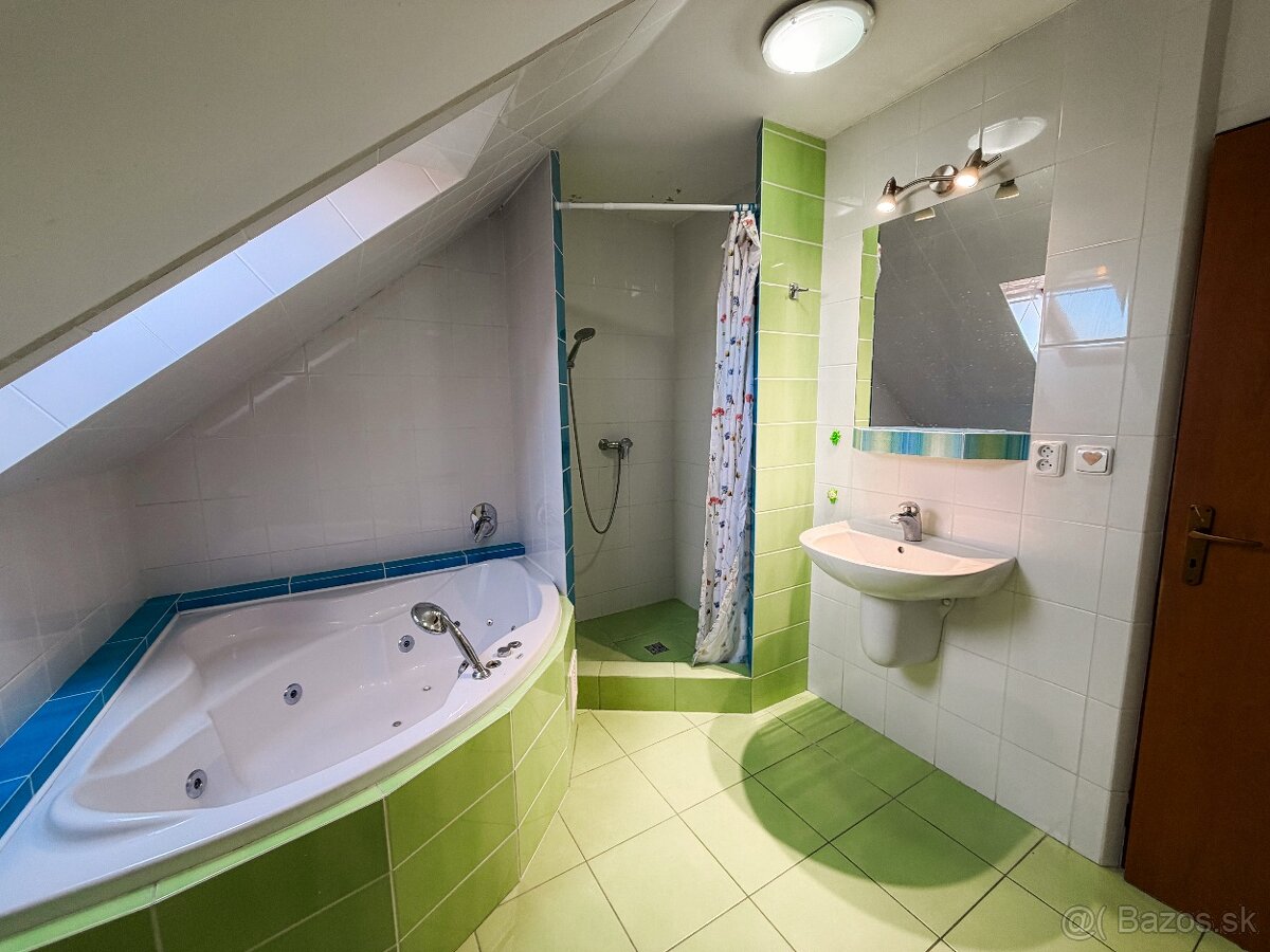 Priestranný dom s veľkorysým pozemkom - 10