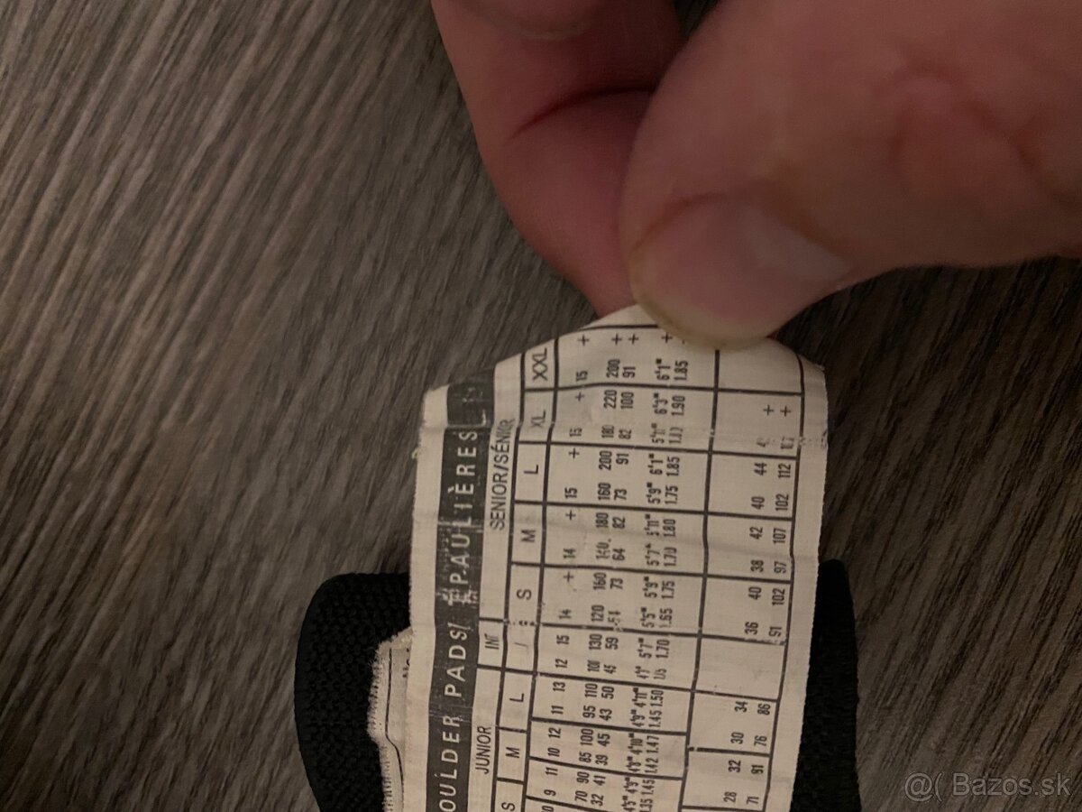 Hokejova vystroj - 10