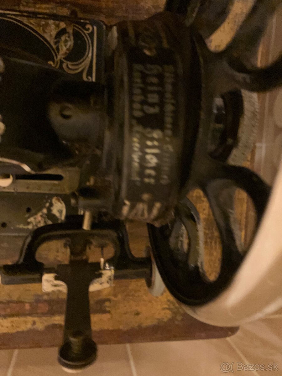 Starodávna šijací mašina Singer - 10
