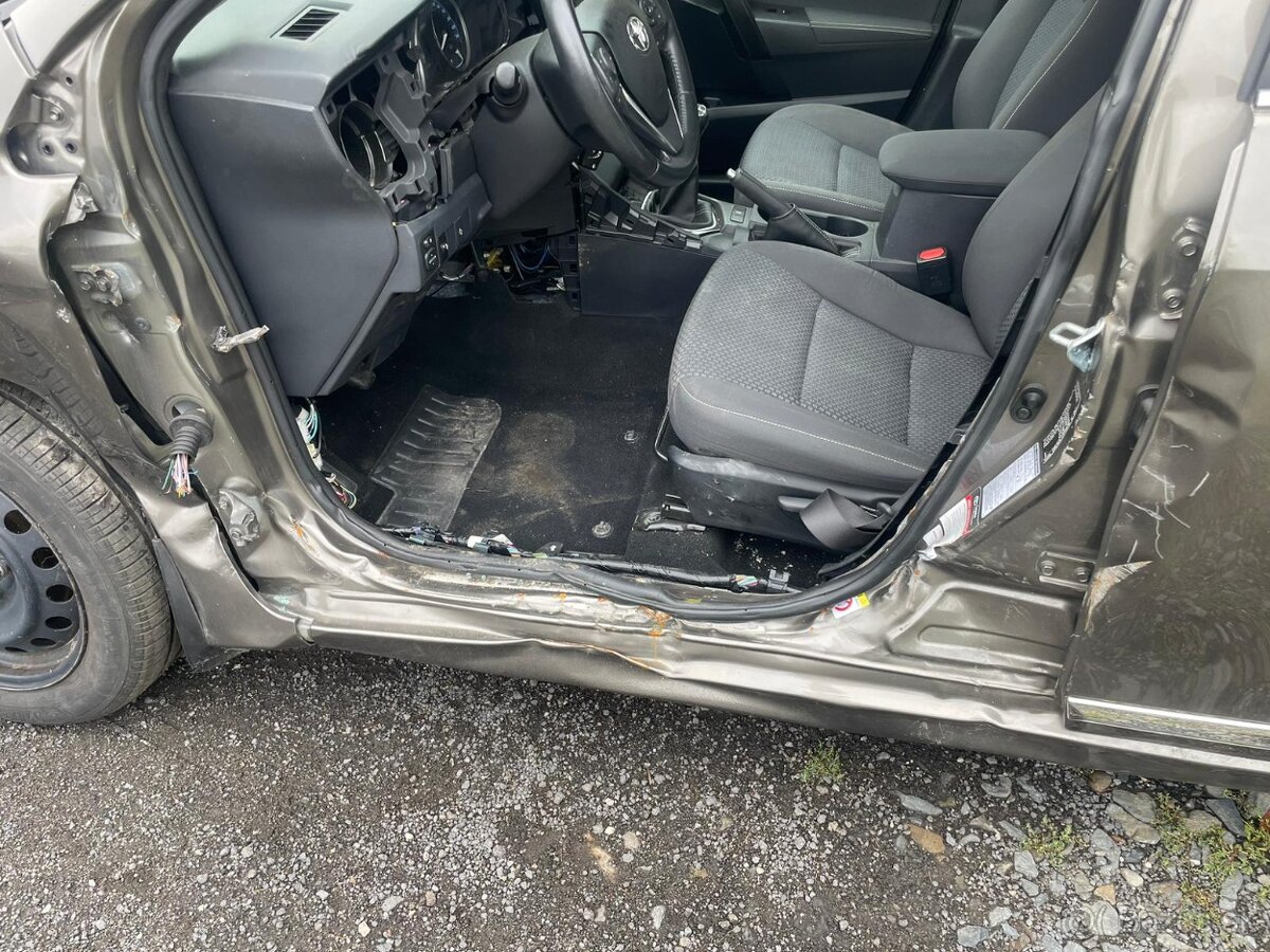 Toyota Corolla 1.6i 97kw, r.2019, klima, 1. majitel - 10