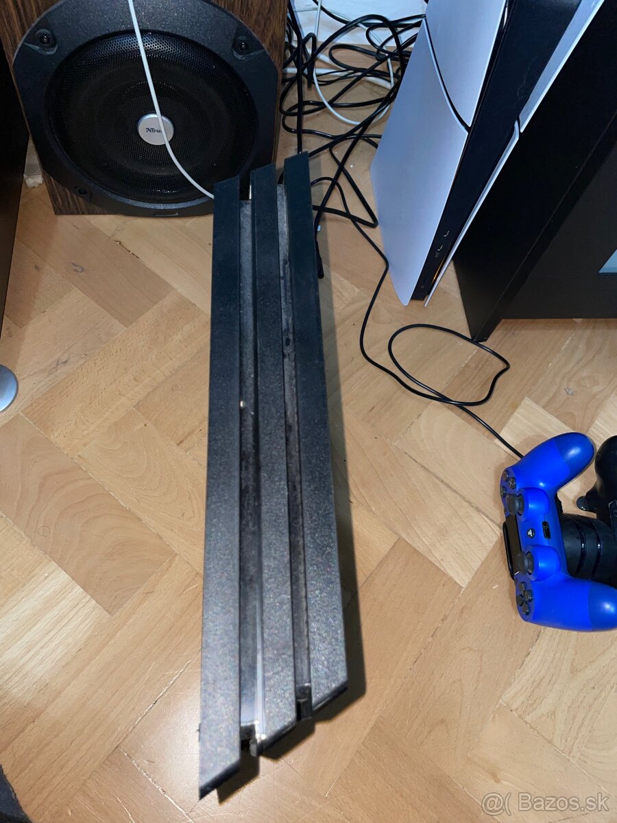 PS4 Pro 1TB + 3 DualShock ovládače + nabíjací stojan + Hry - 10