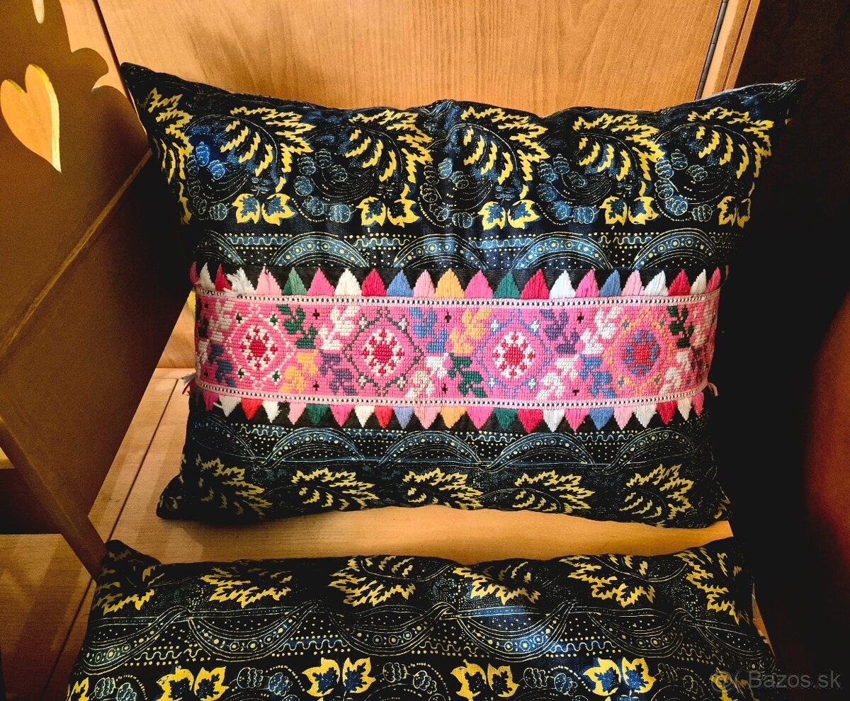 Predám veľkú postielku z vyšívanými vankúšmi - 10