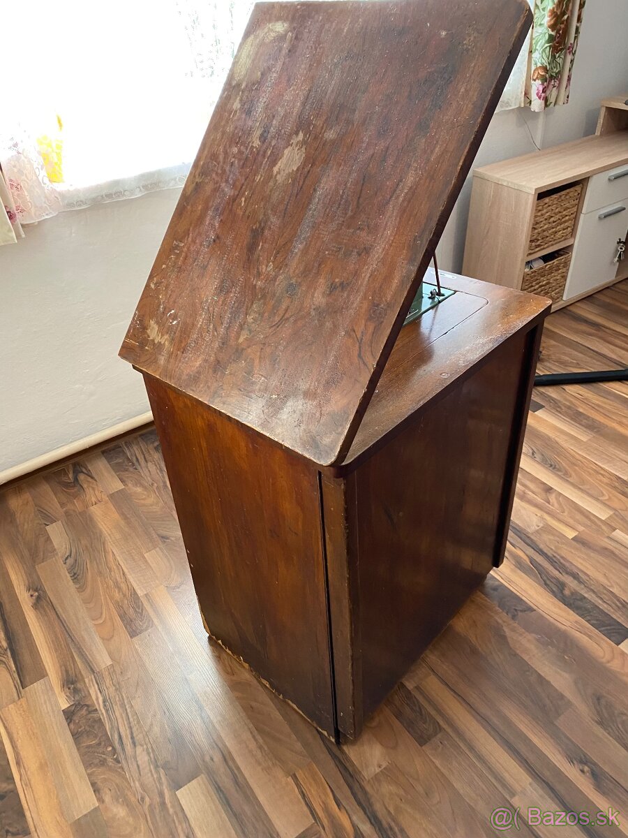 Starý mechanický šijací stroj Lada 236 - 10