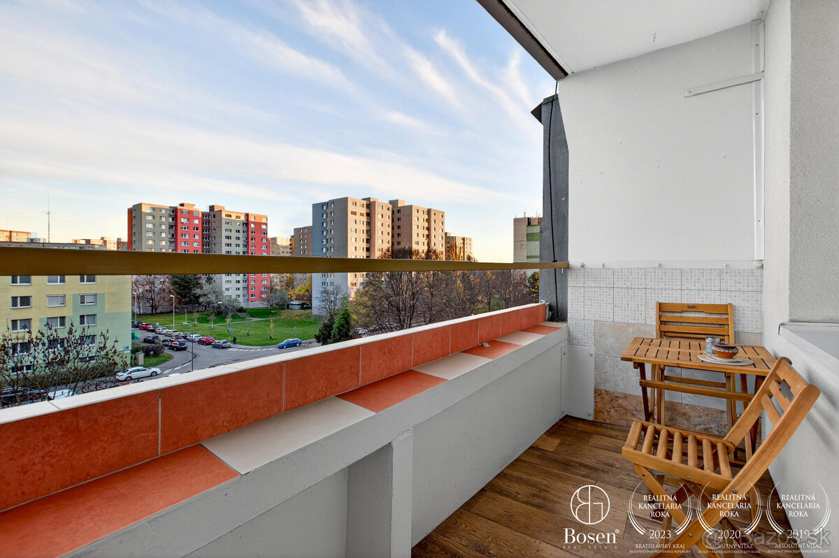 BOSEN | Na predaj zariadená garsónka s loggiou Rovniankova u - 10