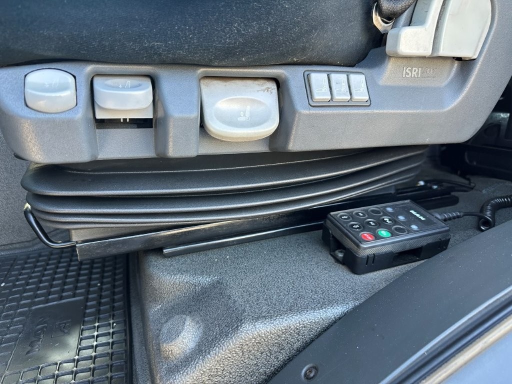 MAN TGM 18.290 se shrnovací plachtou a čelem - 10