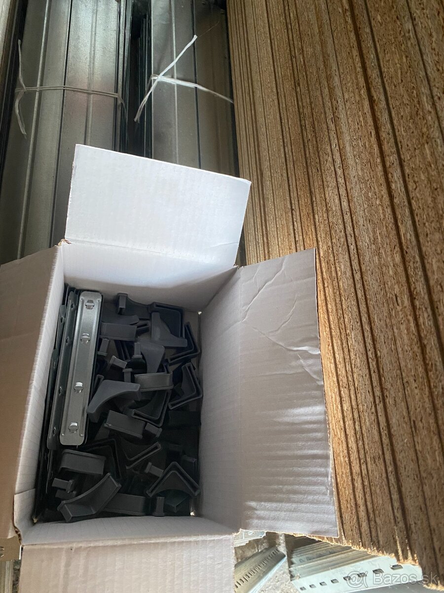 Kovové skladové regály s drevenými policami - 10