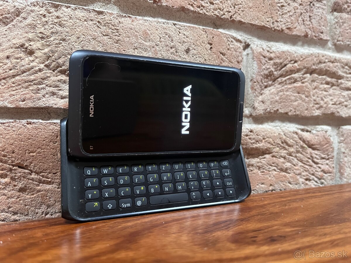 Nokia E7 s qwerty klavesnicou - 10