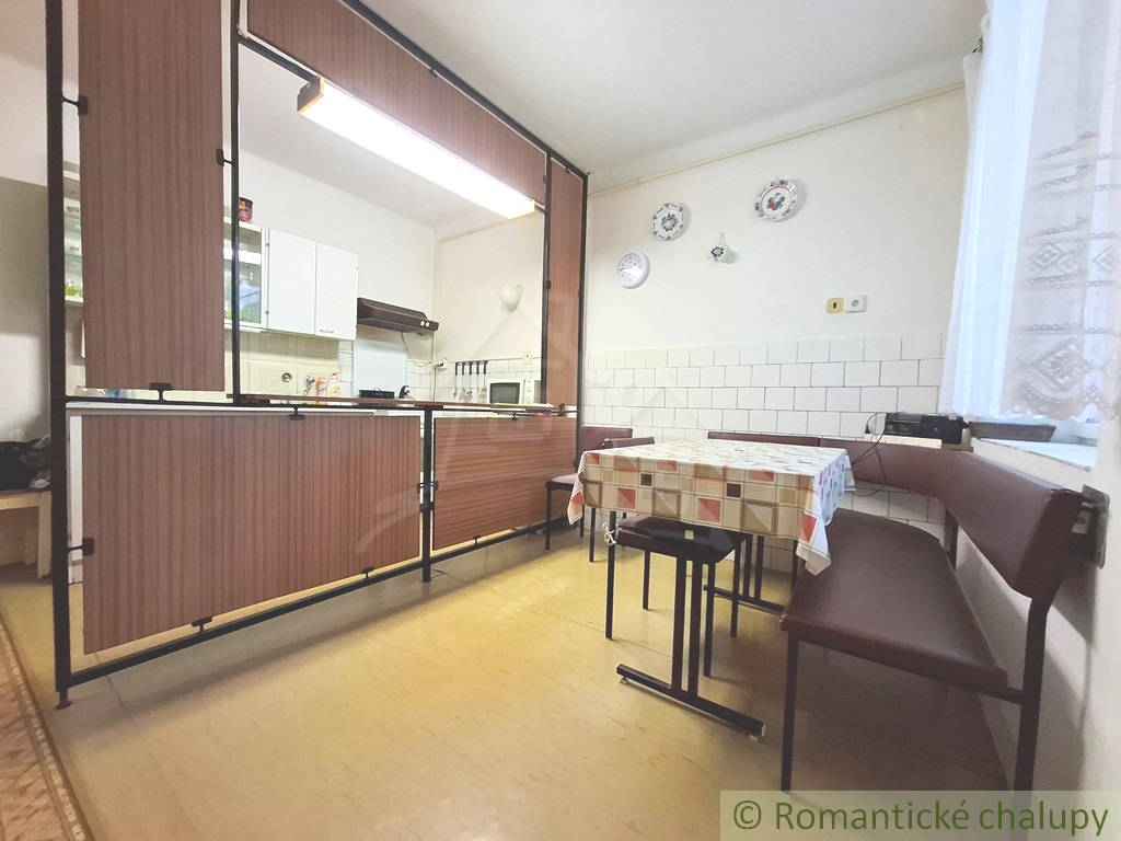 Priestranný štvorizbový rodinný dom na hospodárenie v tich - 10