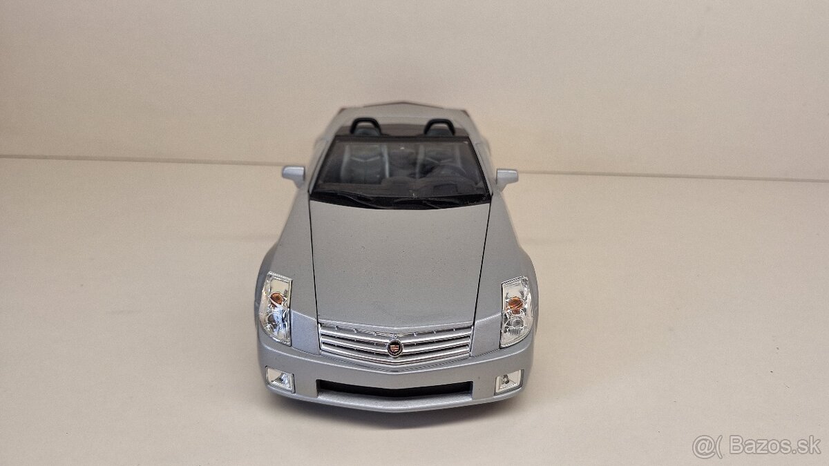 1:18 CADILLAC XLR - 10