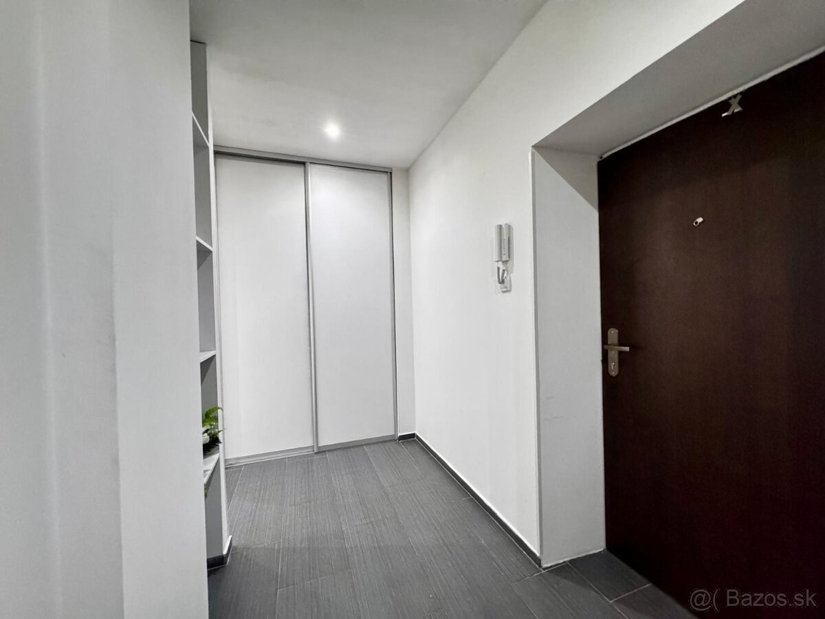 NA PRENÁJOM ELEGANTNÝ PODKROVNÝ 3-IZBOVÝ BYT V CENTRE MESTA - 10