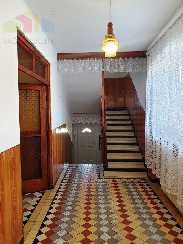 Na predaj podpivničený 2-podlažný tehlový rodinný dom o r - 10