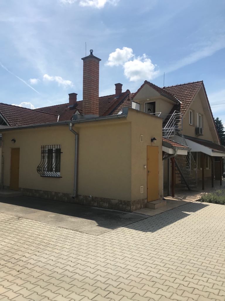 Na prenájom priestory v centre Hurbanova s parkovaním - 10