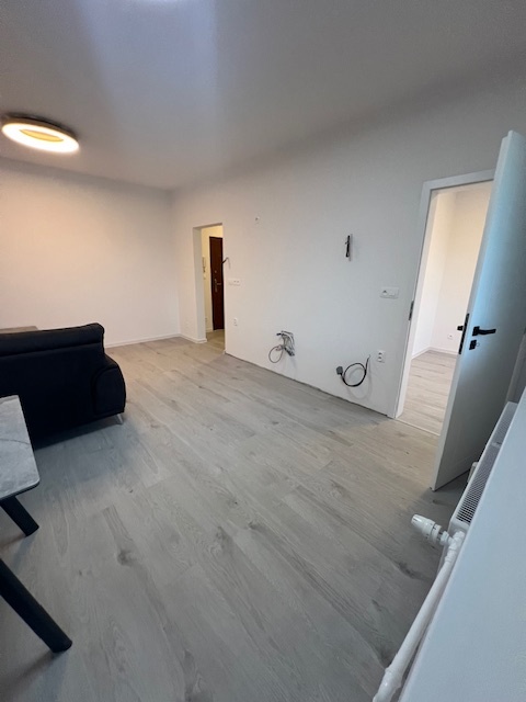 Novo zrekonštr. 2 izb. byt s loggiou, P.Horova - 10